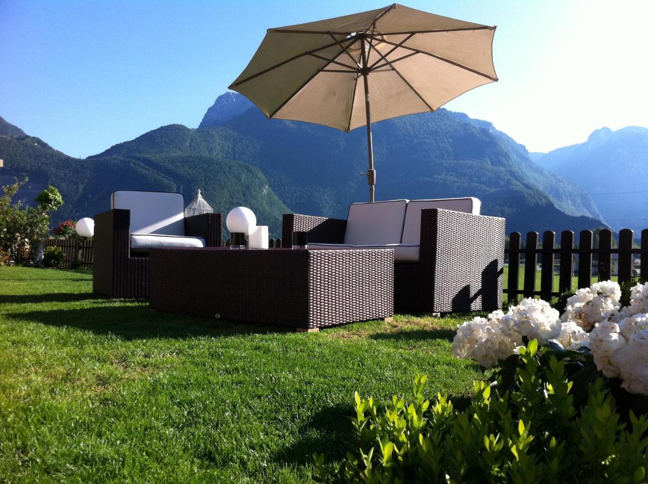 Chalet Happy Family: Mountain Retreat with Spacious Garden Golling an der Salzach Exterior photo